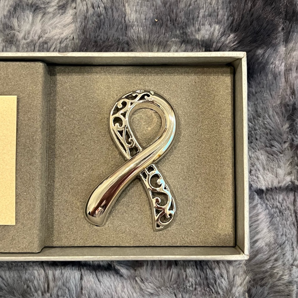 Silver Ribbon Giving Pin - Picture 4 of 6